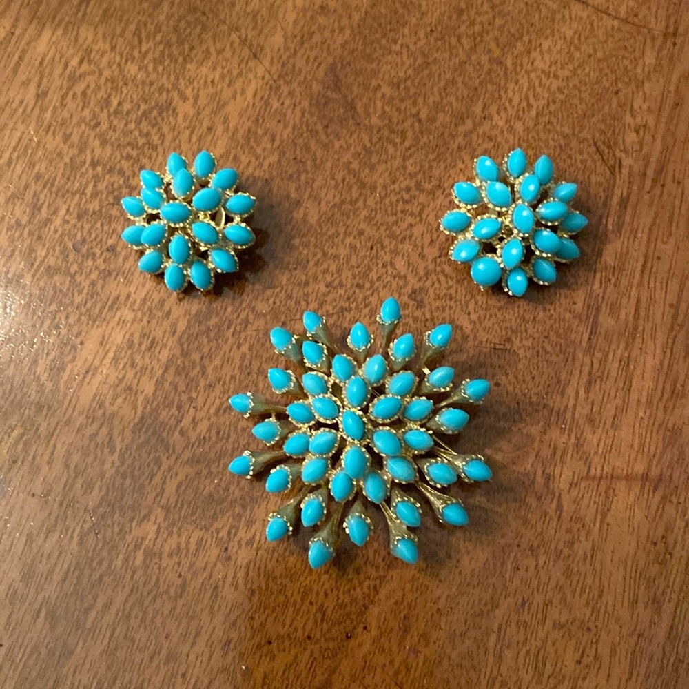 VINTAGE JOSEPH MAZAR JOMAZ UNSIGNED BRUSHED GOLD TONE TURQUOISE PIN/EARRING SET